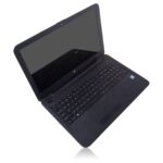 Ordinateur portable noir ouvert de trois quarts sur fond blanc